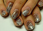 braune Acrylnägel mit Verzierung im Zebra-Look