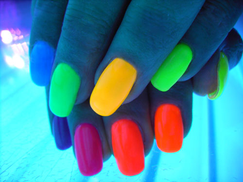 neonfarbene Kunstnägel im UV-LIcht