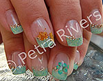 Farbiges Glitzerfrench mit Deko-Blüten auf Ringfingern