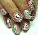 Nailart gemalt auf schönen Fingernägeln und Fußnägeln mit Blumenmalerei