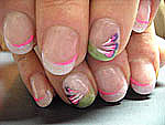 Grün - Lila - Pink - Weiß finden sich in dieser Nagelkunst