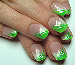 schöne Fingernägel mit Nailart grün auf Kunstnägeln